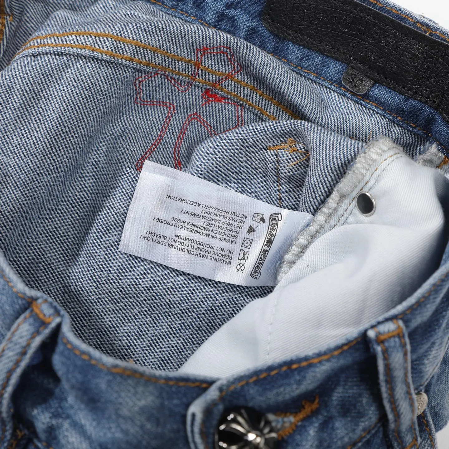 P280 Chrome Hearts blue denim with red black panther pattern multi-leather jeans. CH jeans need to be washed and then disassembled and hand-stitched with sheepskin cross leather and then spliced ​​to complete. The whole piece has too many craftsmanship to explain. The patchwork cross pattern is embellished, and the high-waisted washed jeans! ! Absolutely high-end luxury products, god-level single products and super popular products, made with top heavy industry, a must-see magic weapon. Customized hardware. The fabric is thick and soft after washing. It has good breathability. Customized small leather label. Unique design. The details are simple and elegant, and the workmanship is exquisite. The entire trousers are neatly routed and the details are in place! It’s so cool that both men and women can easily control the genderless trend! Color: Blue Size: 28 30 32 34 36